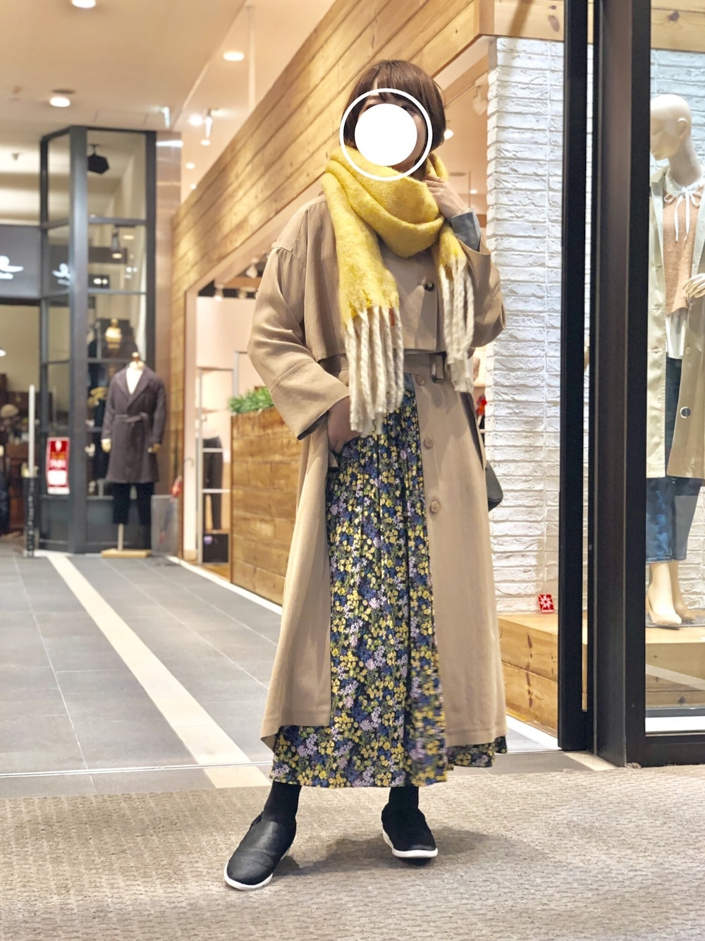 「カジュアルコーデ、オトナカジュアル、春コーデ、花柄、トレンチコート」｜「EMU AustraliaのBrunswick Animal（スリッポン、ブラック系）」を使った、◯◯◯さん（レディース・169cm）の冬コーディネートの1枚目の写真