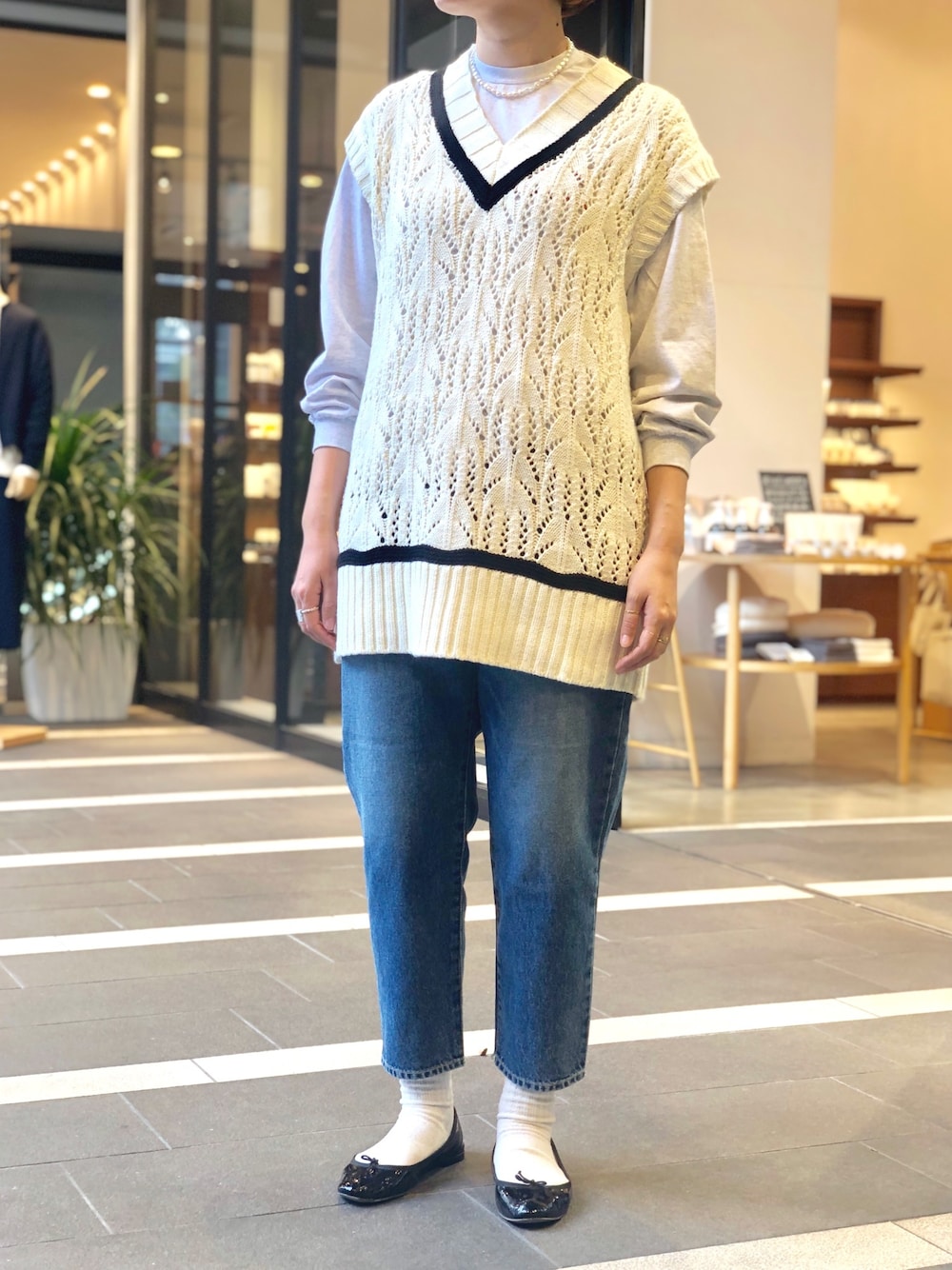 「オトナカジュアル、カジュアル、春コーデ、チルデンニット、ニットベスト、ベスト、デニム、バレエシューズ、repetto」｜「audrey and john wadの【Audrey and John Wad】ビッグシルエットチルデンニットベスト（ベスト、ホワイト系）」を使った、◯◯◯さん（レディース・169cm）の冬コーディネートの1枚目の写真