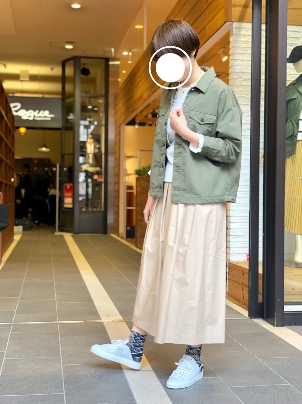 「ベージュ、大人カジュアル、スニーカーコーデ、高身長女子、ミリタリー、ミリタリージャケット、春コーデ」｜「Johnbullのミリタリーシャツブルゾン（ミリタリージャケット、グリーン系）」を使った、◯◯◯さん（レディース・169cm）の冬コーディネートの1枚目の写真