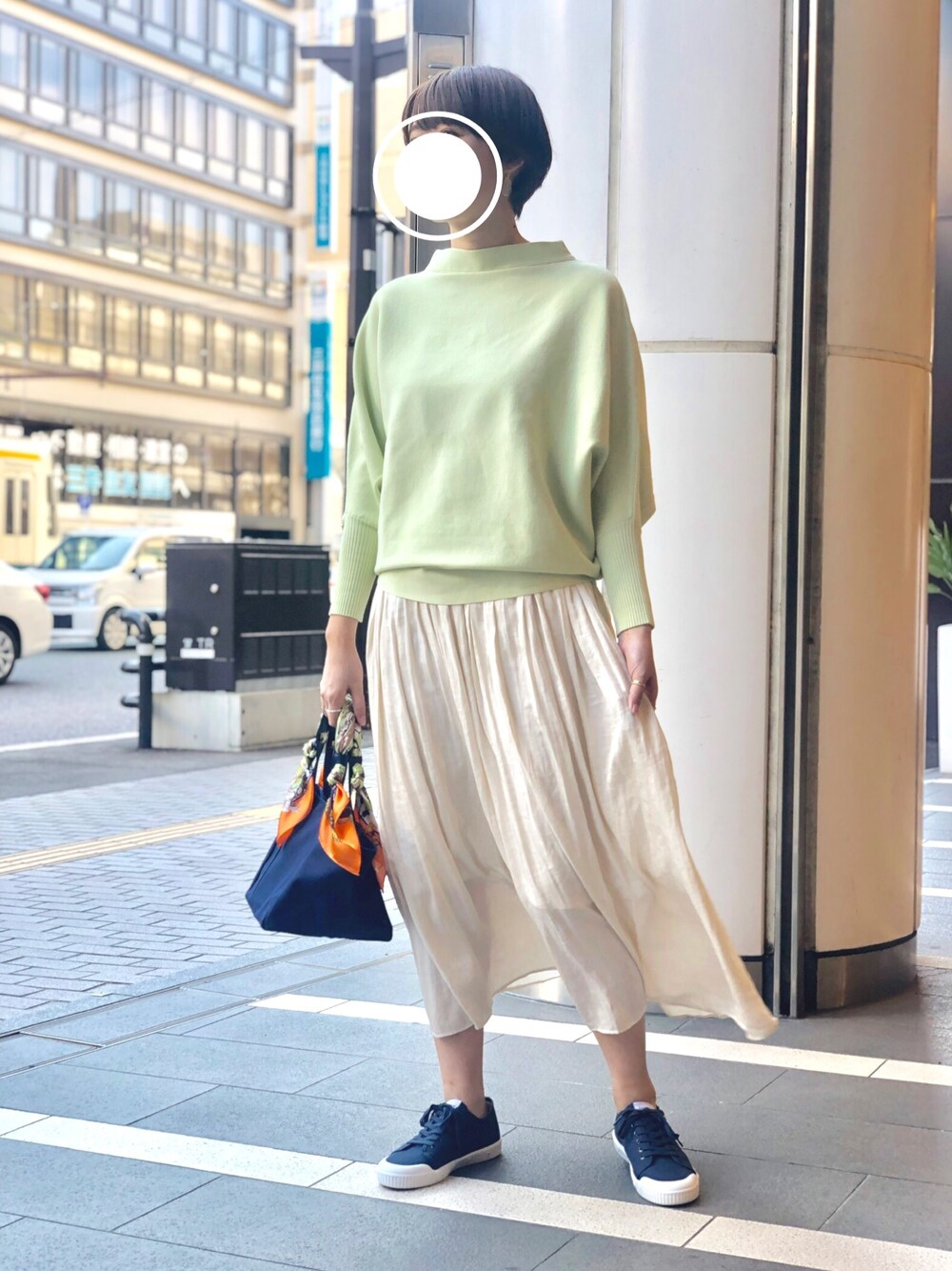 「春コーデ、オトナカジュアル、ゆるコーデ、高身長女子、春ニット、スカート、スニーカー、ロングスカート」｜「Spring Courtの【Spring Court】G2 CANVASスニーカー（スニーカー、ブルー系）」を使った、◯◯◯さん（レディース・169cm）の春コーディネートの1枚目の写真