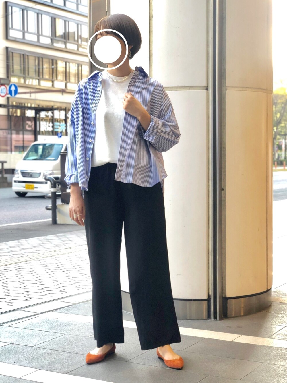 「パンツスタイル、大人カジュアル、ラフ、ビッグシルエット、シャツスタイル、ストライプシャツ、ワイドパンツ、パールネックレス、高身長女子」｜「THE SHINZONEのアイテム（シャツ/ブラウス、ブルー系）」を使った、◯◯◯さん（レディース・169cm）の春コーディネートの1枚目の写真