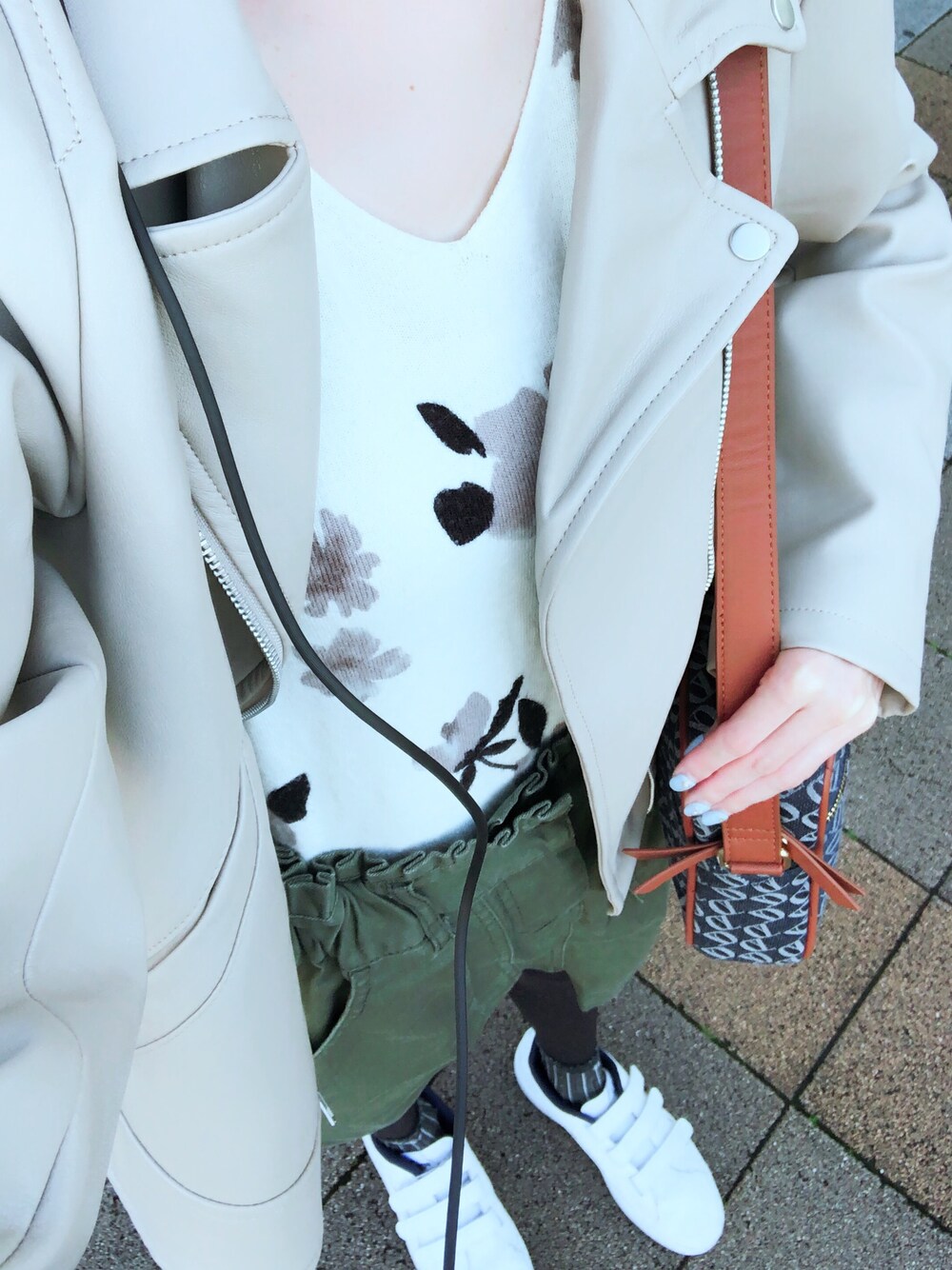 「ライダースジャケット、オゾック(OZOC)、アズールバイマウジー(AZUL by moussy)、ベージュコーデ、カッコイイ女子、スニーカー、はるコーデ」｜「AZUL by moussyのアイテム（ニット/セーター、ホワイト系）」を使った、mocha☆.｡.:*・さん（レディース・156cm）の春コーディネートの1枚目の写真