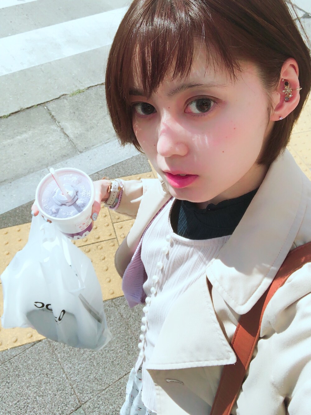 「BTS、イヤーカフ、かわいい系、さんぽ」｜「natural coutureのアイテム（シャツ/ブラウス、ベージュ系）」を使った、mocha☆.｡.:*・さん（レディース・156cm）の春コーディネートの1枚目の写真