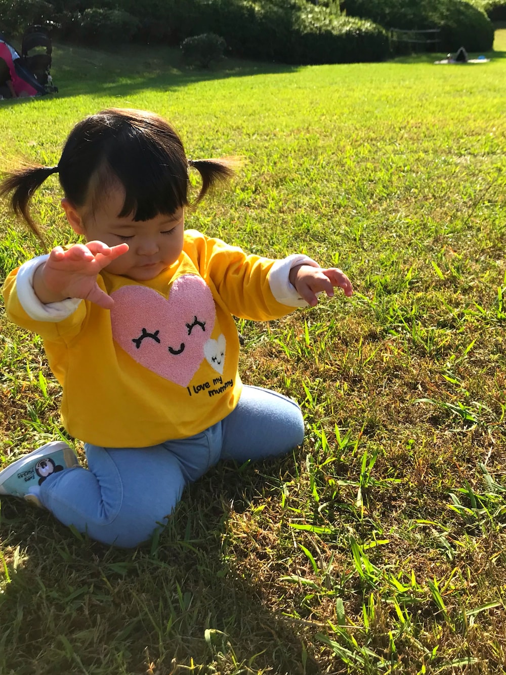 イエロー系のスウェット、ブルー系のパンツを着用したキッズの秋コーディネートの1枚目の写真