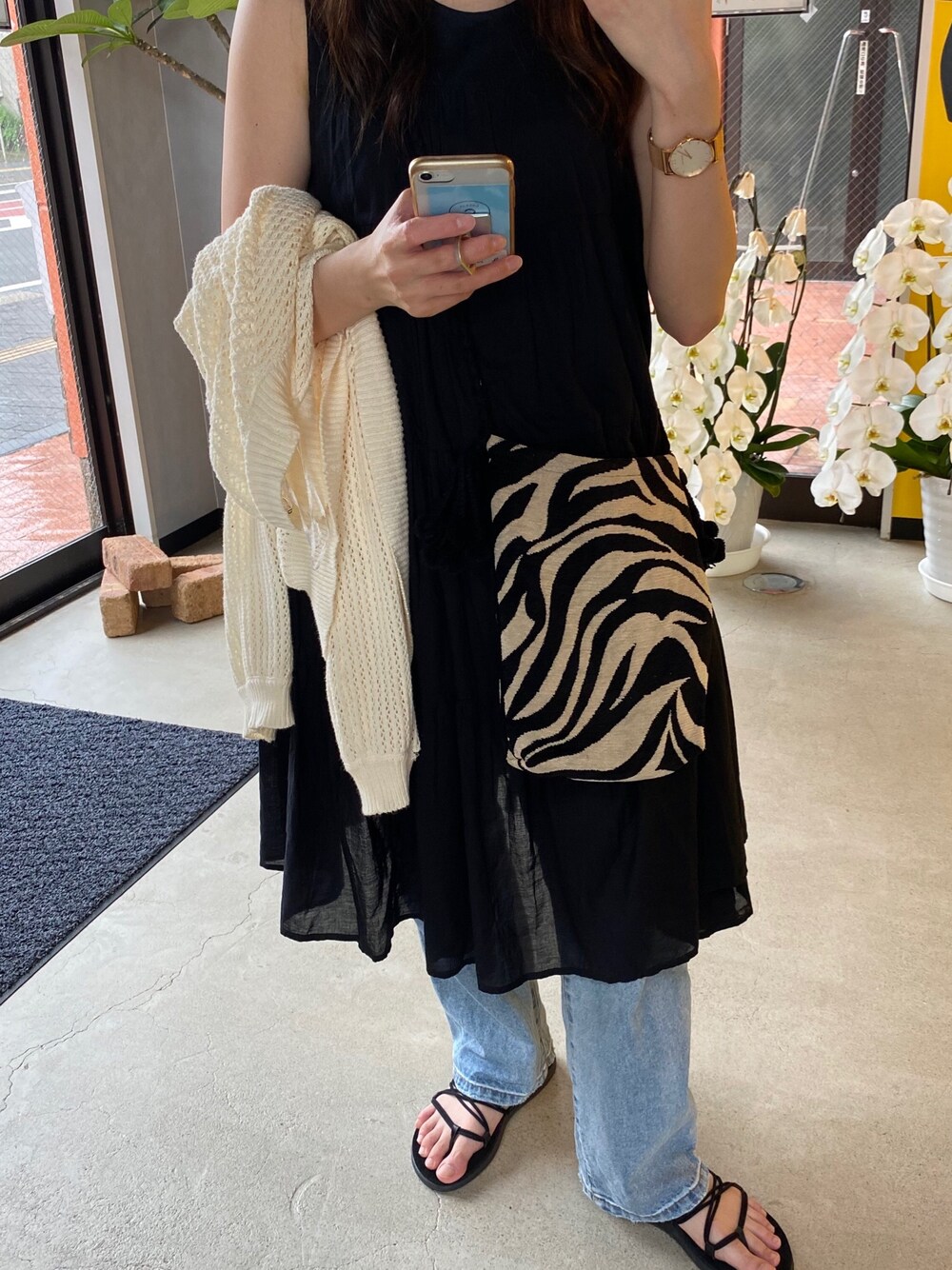「大人コーデ、低身長、ティアードワンピース、FREAK’Ｓ STORE、teva、ボヤインフィニティ、ゼブラ柄、BINDU、大人かわいい、カジュアルコーデ」｜「FREAK'S STOREのノースリーブ ティアードワンピース 2（ワンピース、ブラック系）」を使った、kurumiさん（レディース・154cm）の冬コーディネートの1枚目の写真