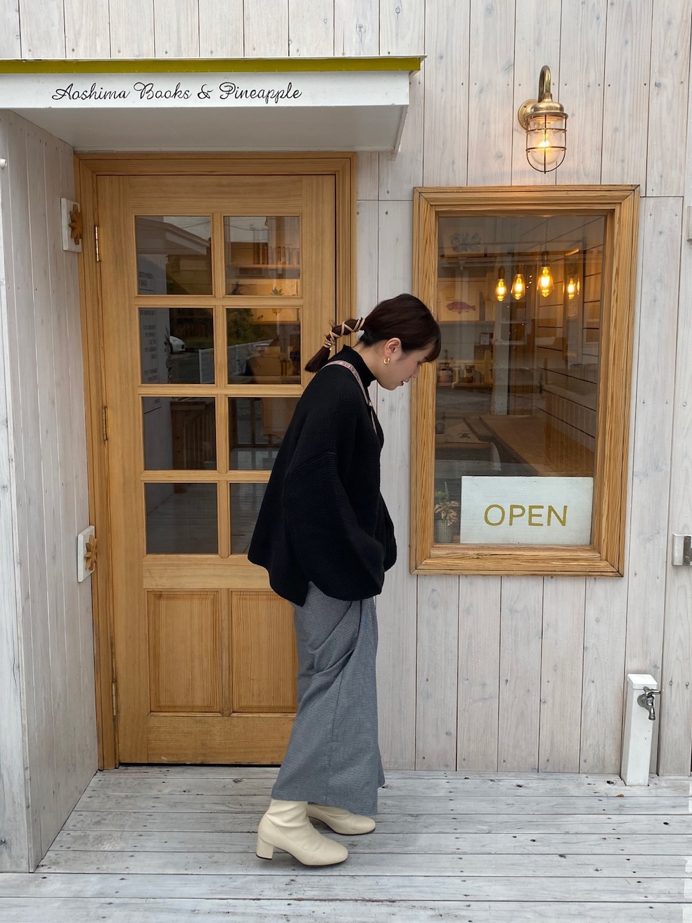 「大人コーデ、今日のコーデ、お洒落さんとつながりたい、大人かわいい、低身長、白ブーツ、黒ニット、紐アレンジ、チェックパンツ、ootd」｜「MERLOTのハイネックボリュームスリーブニット（ニット/セーター、ブラック系）」を使った、kurumiさん（レディース・154cm）の冬コーディネートの1枚目の写真