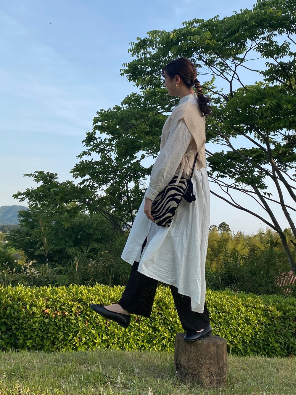 「ベスト、ベスト×シャツ、きれいめカジュアル、紐アレンジ、シャツワンピ、バレエシューズ、LOWRYS FARM、BINDU、モノクロコーデ、レイヤードスタイル」｜「earth music&ecologyのバンドカラーAラインシャツワンピース ＊（ワンピース、ホワイト系）」を使った、kurumiさん（レディース・154cm）の春コーディネートの1枚目の写真
