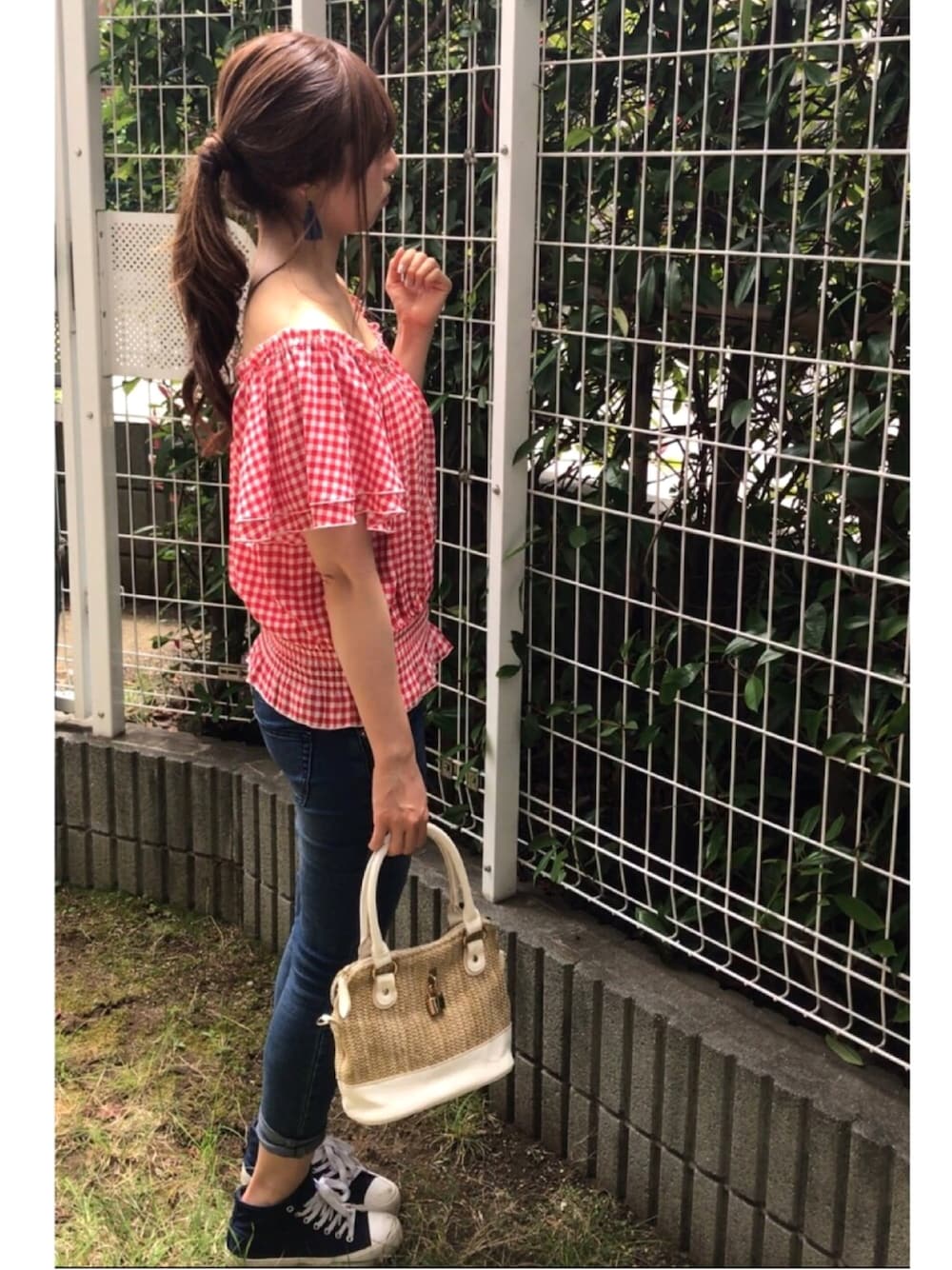 「夏コーデ、オフショル、ギンガムチェック、デニムパンツ、スニーカー、ポニーテール、ドラフトへザー」｜「Heatherのアソートオフショルフリルブラウス　712911（シャツ/ブラウス、レッド系）」を使った、nana♡さん（レディース・160cm）の夏コーディネートの1枚目の写真