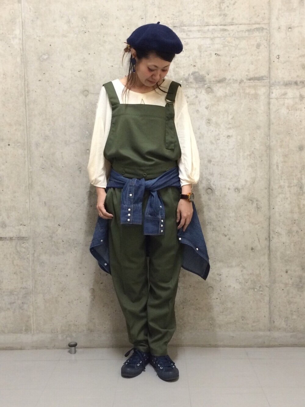 「カジュアルコーデ、パンツスタイル、サロペット、オトナカジュアル、カーキ、はるコーデ、こしまきスタイル、converse、coenスタッフスタイリング、coenスタッフオススメアイテム」｜「coenの2WAYオールインワン（サロペット/オーバーオール、グリーン系）」を使った、coen たけさんさん（レディース・157cm）の春コーディネートの1枚目の写真