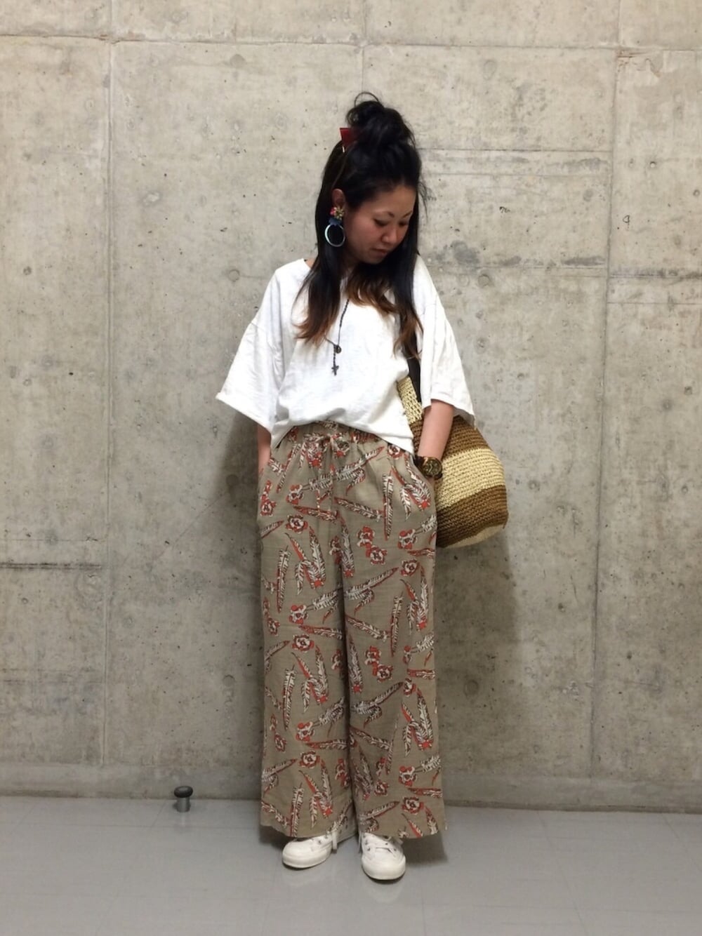「ラクチンコーデ、ゆるコーデ、ワイドパンツ、柄パンツ、大人カジュアル、シンプル、カジュアルコーデ、着回しコーデ、コンバース、coenスタッフスタイリング」｜「coenのスラブフレアスリーブカットソー（Tシャツ/カットソー、ホワイト系）」を使った、coen たけさんさん（レディース・157cm）の春コーディネートの1枚目の写真