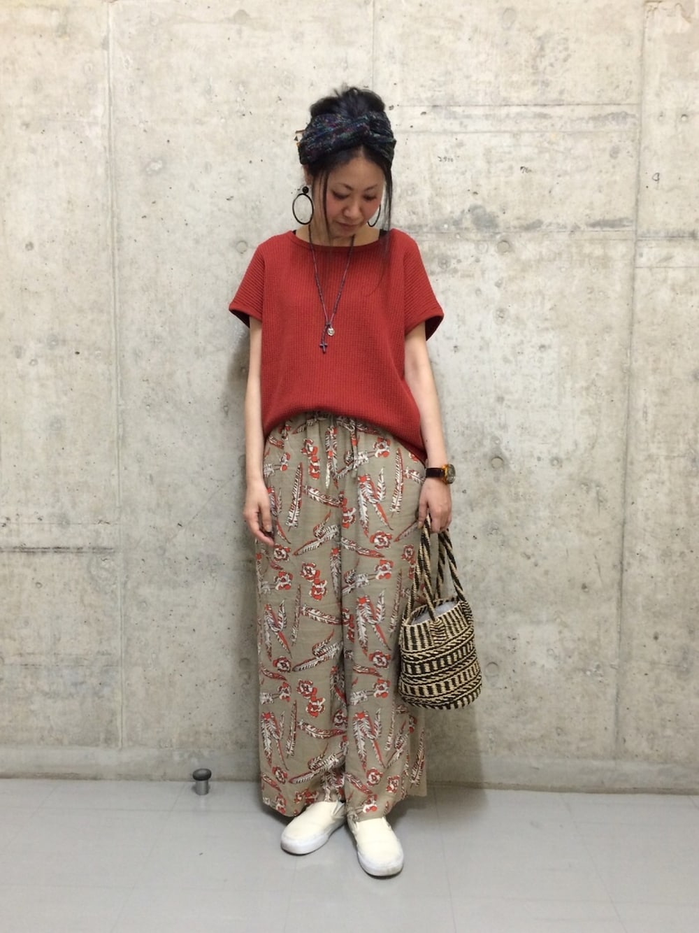 「柄パンツ、ワイドパンツ、オトナカジュアル、カジュアル、夏コーデ、着回しコーデ、スニーカー、VANS、coenスタッフスタイリング」｜「coenのワッフルTシャツ（Tシャツ/カットソー、オレンジ系）」を使った、coen たけさんさん（レディース・157cm）の春コーディネートの1枚目の写真