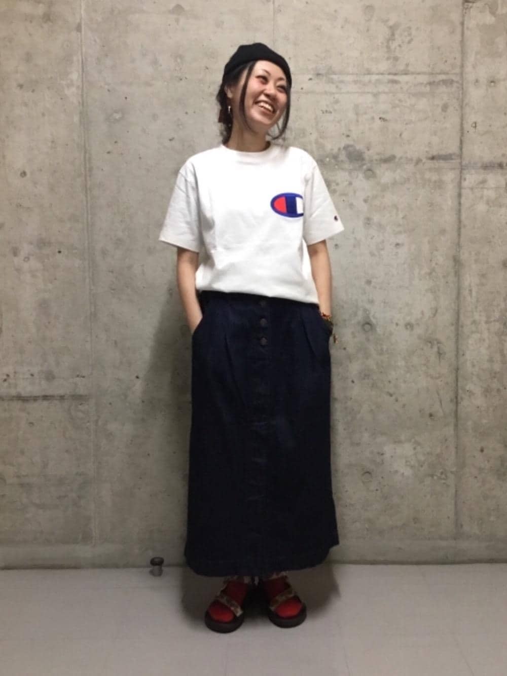 ホワイト系のTシャツ/カットソー、ブルー系のデニムスカート、ブラック系のニットキャップ/ビーニーを着用したレディースの夏コーディネートの1枚目の写真