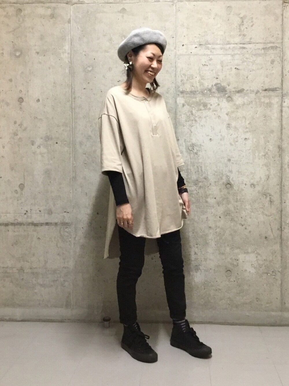「パンツスタイル、オトナカジュアル、シンプルコーデ、カジュアルコーデ、ラクチンコーデ、ベージュ、ワンマイルウェア、おうちファッション、coenスタッフスタイリング」｜「coenの【1M】ヘンリーネックビッグTシャツ（Tシャツ/カットソー、ベージュ系）」を使った、coen たけさんさん（レディース・157cm）の春コーディネートの1枚目の写真