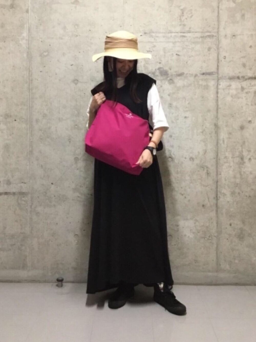 「大人カジュアル、きれいめカジュアル、モノトーンコーデ、差し色コーデ、シンプルコーデ、ラクチンコーデ、THE CASE 人気バッグ、麦わら帽子、coen、コーエン」｜「coenのターバン付ペーパーハット（ハット、ベージュ系）」を使った、coen たけさんさん（レディース・157cm）の夏コーディネートの1枚目の写真