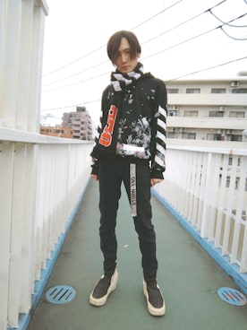 「off white（オフホワイト）のアイテム（マフラー、ブラック系）」を使った、カド イツキさん（メンズ・177cm）の冬コーディネート
