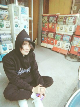 「VETEMENTS（ヴェトモン）のアイテム（パーカー、ブラック系）」を使った、カド イツキさん（メンズ・177cm）の冬コーディネート