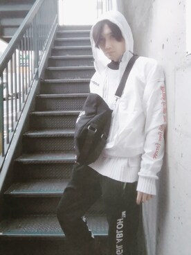 「VETEMENTS（ヴェトモン）のアイテム（ナイロンジャケット、ホワイト系）」を使った、カド イツキさん（メンズ・177cm）の春コーディネート