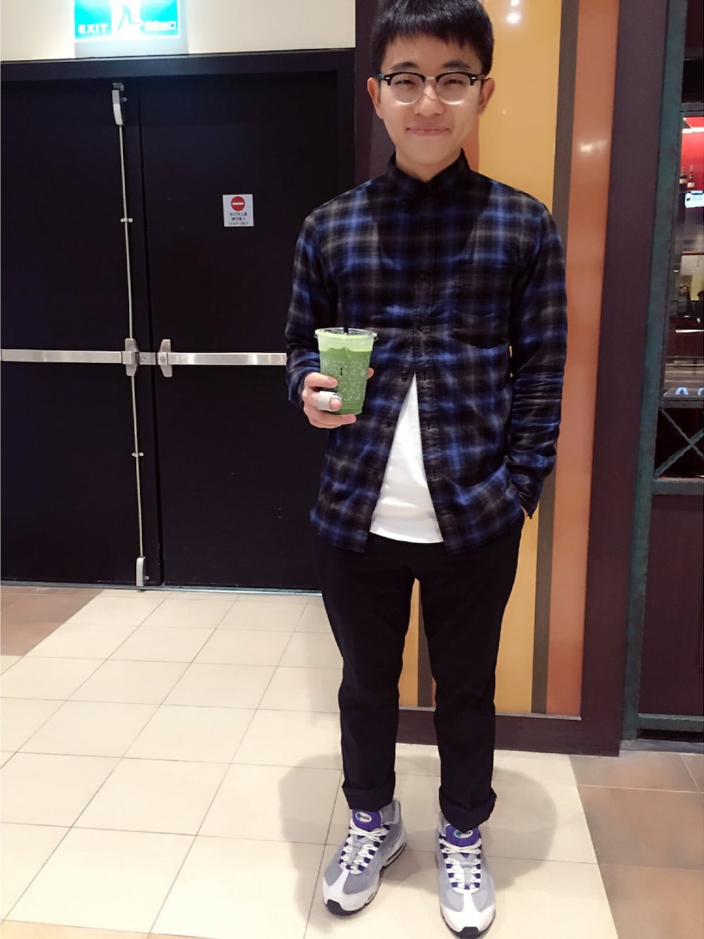 「UNIQLO、NIKE」｜「UNIQLOのアイテム（シャツ/ブラウス、ブルー系）」を使った、敬(Fred)さん（メンズ・167cm）の冬コーディネートの1枚目の写真