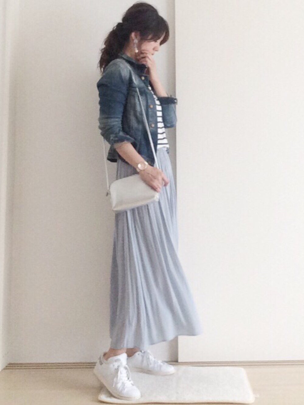 「春、春コーデ、プチプラ、GU、ZARA、デニムジャケット、プリーツスカート、スタンスミス、アダルトおカワたん部、ロングスカート」｜「anatelierのアイテム（スカート、ブルー系）」を使った、meiさん（レディース・175cm）の春コーディネートの1枚目の写真