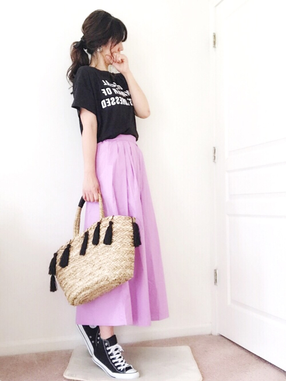 ピンク系のスカートを着用したレディースの春コーディネートの1枚目の写真