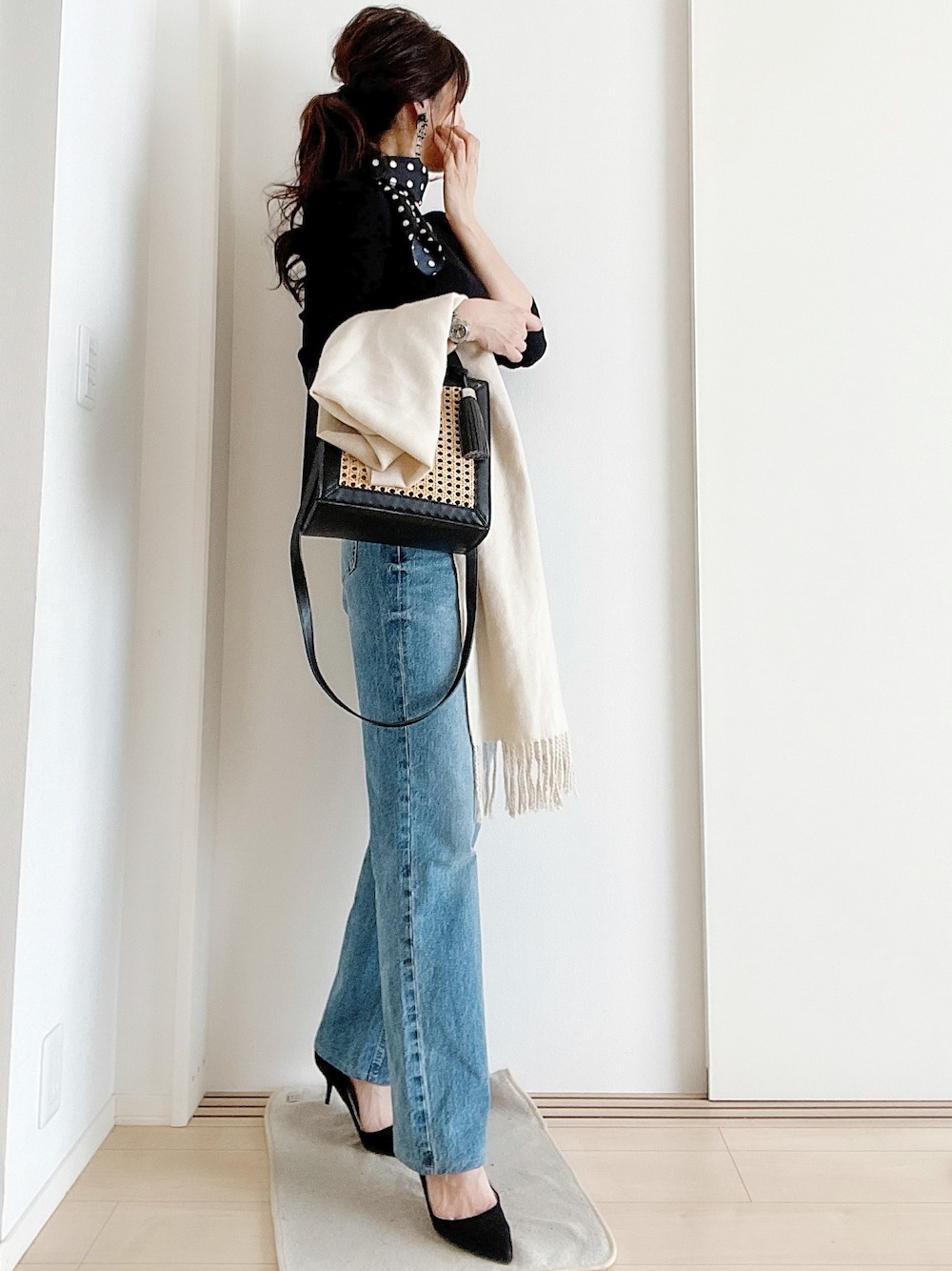 ブラック系のニット/セーターを着用したレディースの冬コーディネートの1枚目の写真