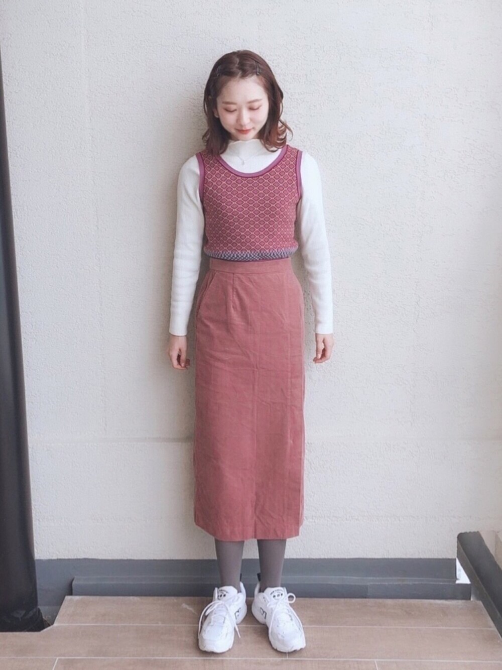 「休日スタイル、コーデュロイスカート、ピンク、スニーカー、ニットベスト、冬コーデ、2019、Another Edition、ROSE BUD、New Balance」｜「LEPSIMの12GM/Wリブフリルハイネックプルオーバー　809228（ニット/セーター、ホワイト系）」を使った、ピさん（レディース・161cm）の冬コーディネートの1枚目の写真