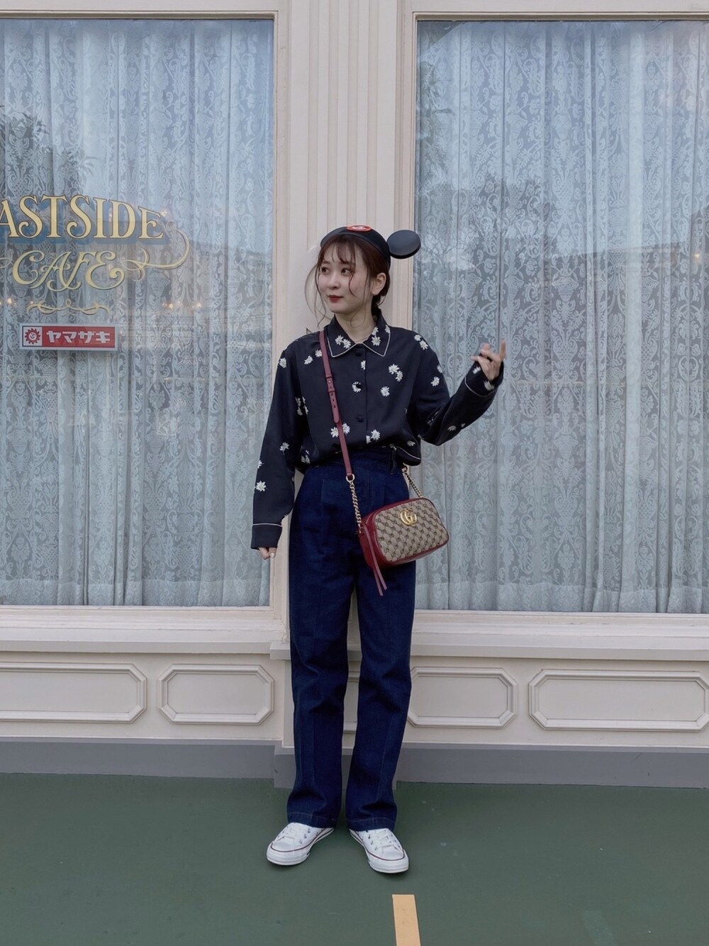 「シャツスタイル、ガーリー、ディズニーランド、MARC JACOBS、Lily Brown、GUCCI、converse」｜「MARC JACOBSのTHE PAJAMA TOP/ザ パジャマ トップ（シャツ/ブラウス、ブラック系）」を使った、ピさん（レディース・161cm）の春コーディネートの1枚目の写真