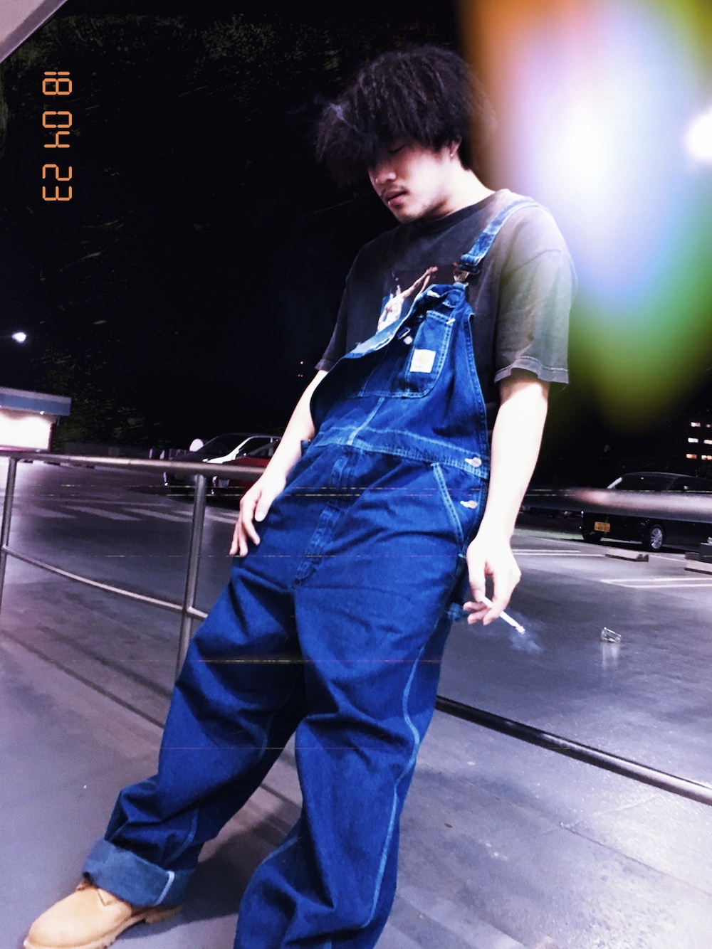 「ゆめタウン、おしゃれさんと繋がりたい、夏コーデ、シンプル、バスケ、個性派、古着、タバコ」｜「Carharttのアイテム（サロペット/オーバーオール、ブルー系）」を使った、宇宙兄弟の片割れのツレさん（メンズ・197cm）の春コーディネートの1枚目の写真