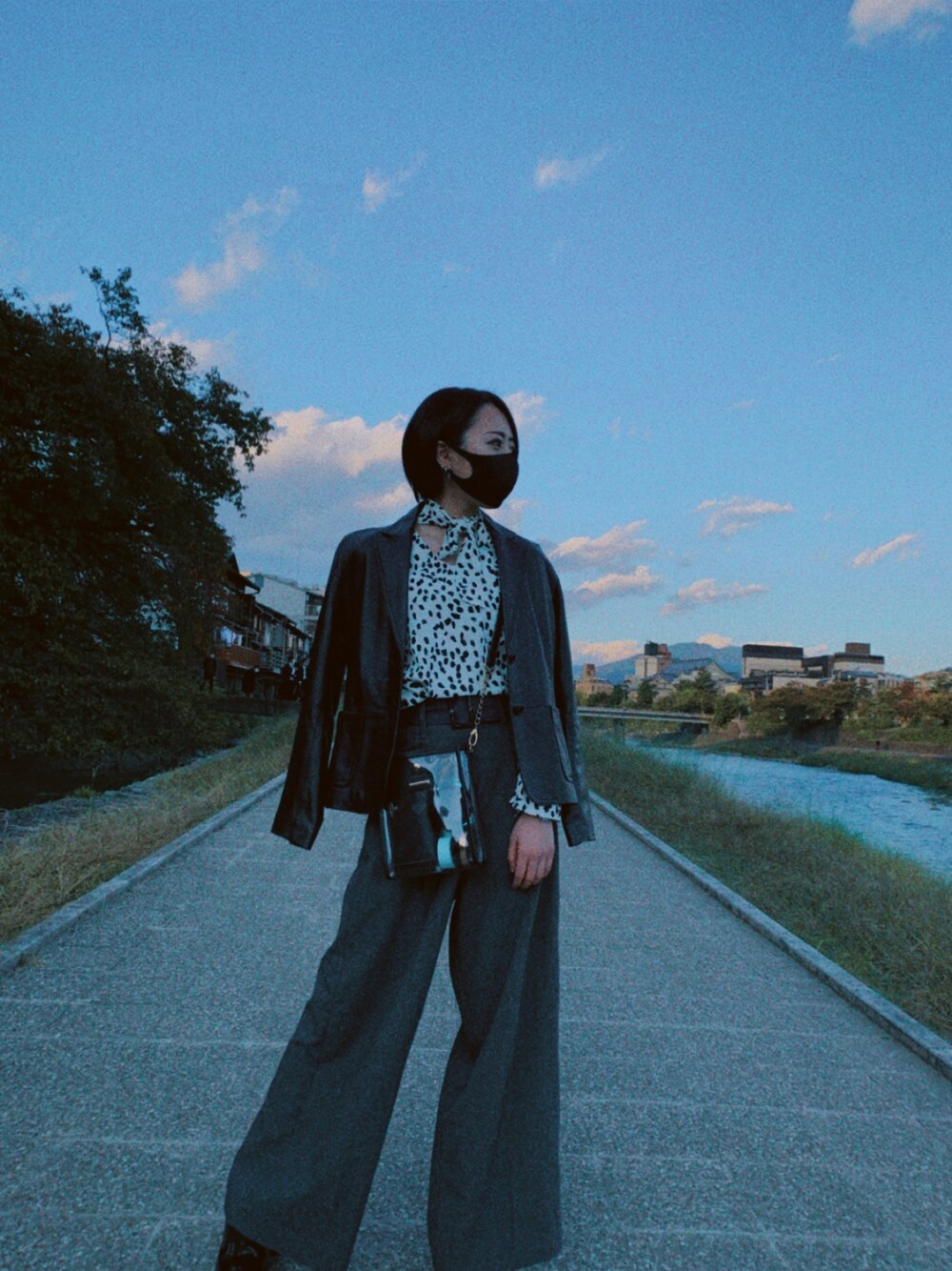 「GRLのダルメシアン柄ボウタイブラウス（シャツ/ブラウス、ホワイト系）」を使った、Mette.さん（レディース・164cm）の秋コーディネートの1枚目の写真