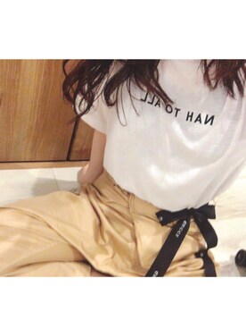 「AVAN LILY（アヴァンリリィ）のカラーフォントプリント T/S（Tシャツ/カットソー、ホワイト系）」を使った、Nai Yasudaさん（レディース・157cm）の秋コーディネート