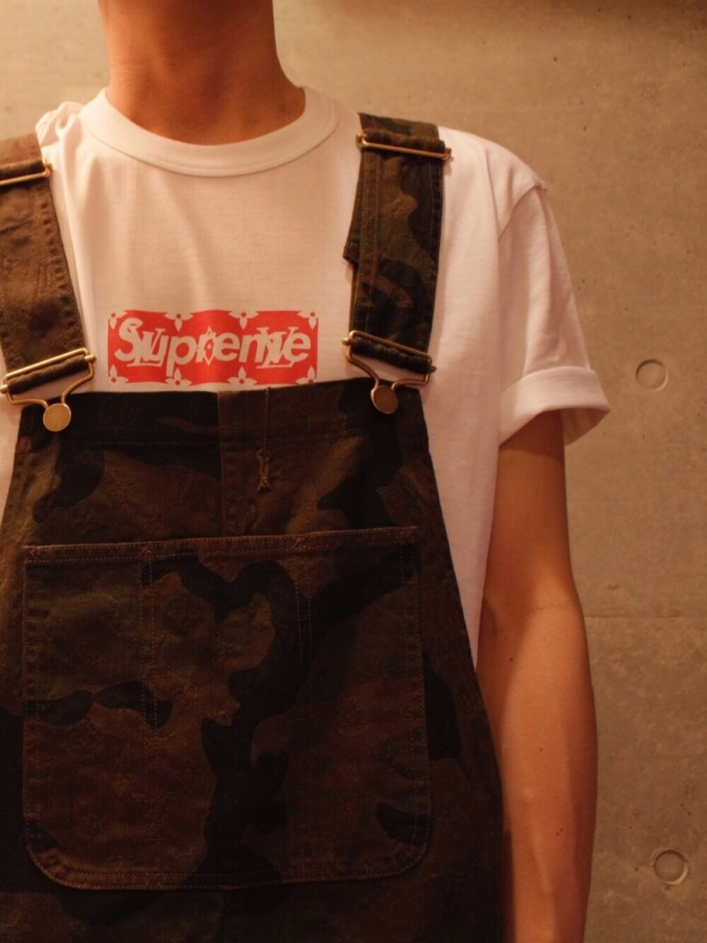 「supreme、LouisVuitton、Kim jones、collaboration、overall、Supreme × Louis Vuitton、LOUISVUITTON x supreme、BOXLOGO、camouflage」｜「Louis Vuitton × Supremeのアイテム（サロペット/オーバーオール、グリーン系）」を使った、よしだひろしやしさん（メンズ・169cm）の冬コーディネートの1枚目の写真