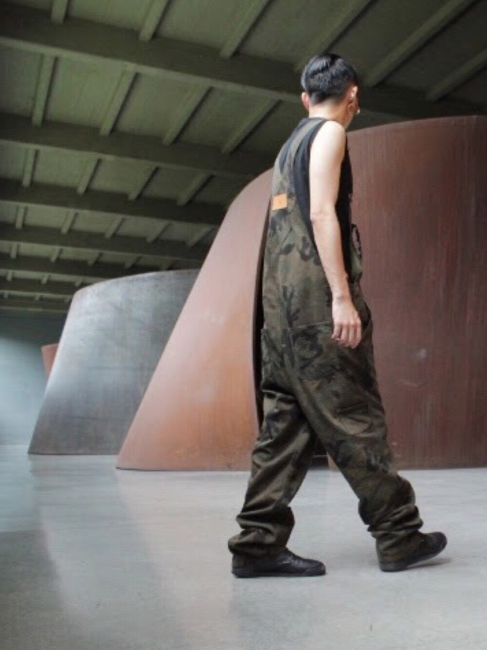 「supreme、LouisVuitton、LOUISVUITTON x supreme、RAFSIMONS、richardserra、newyork、diabeacon、ART」｜「Louis Vuitton × Supremeのアイテム（サロペット/オーバーオール、その他）」を使った、よしだひろしやしさん（メンズ・169cm）の冬コーディネートの1枚目の写真
