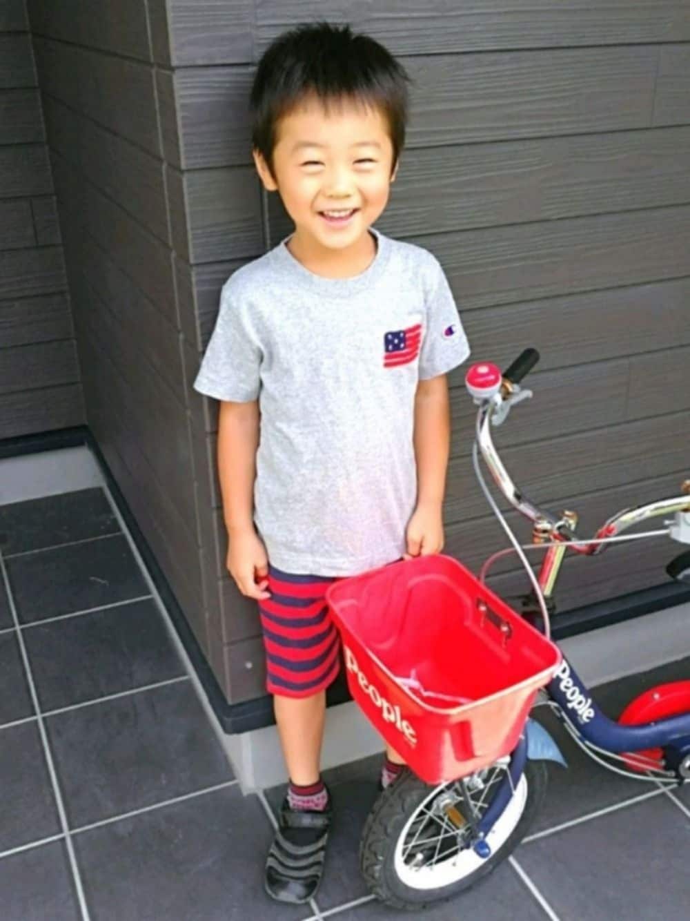 グレー系のTシャツ/カットソー、ブラック系のスニーカー、レッド系のその他パンツを着用したキッズの秋コーディネートの1枚目の写真