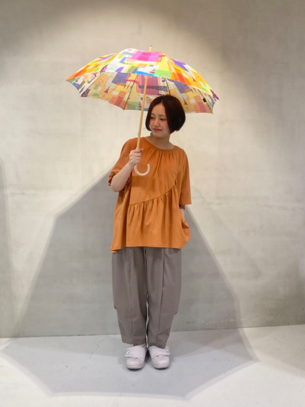 「FRAPBOIS、オトナカジュアル、お散歩コーデ」｜「FRAPBOISのフェザーＴ（Tシャツ/カットソー、オレンジ系）」を使った、suzuki♀さん（レディース・153cm）の夏コーディネートの1枚目の写真