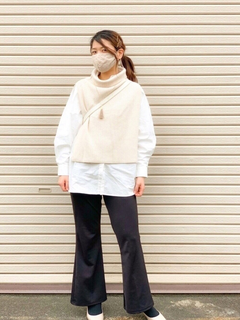 「休日スタイル、ボリューム袖、プチプラ、春、レイヤードスタイル、骨格診断ストレート、高身長女子、イエベ春、春コーデ、ベスト」｜「3coinsのアイテム（ヘアピン、ゴールド系）」を使った、ちかさん（レディース・165cm）の春コーディネートの1枚目の写真