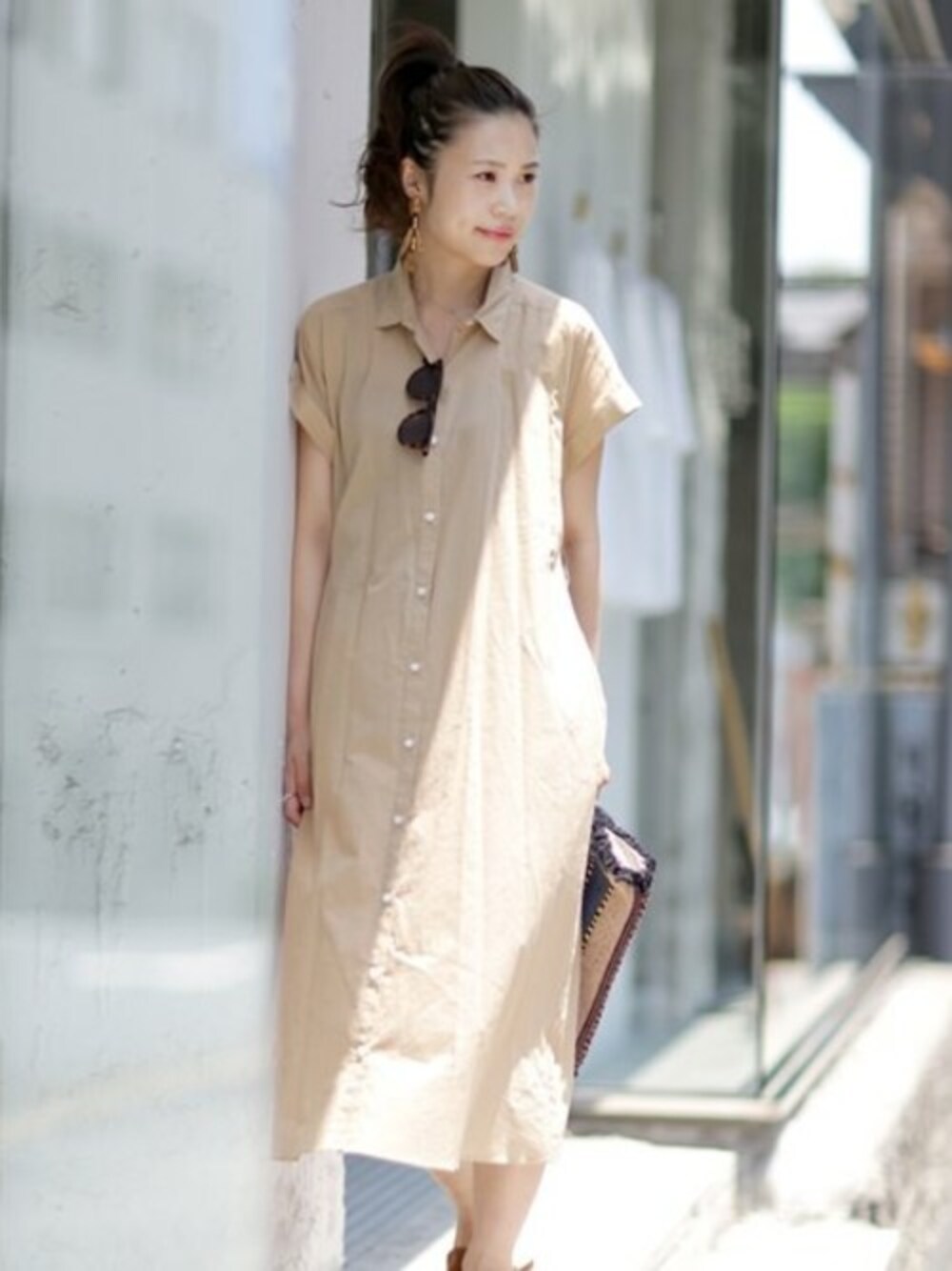 ベージュ系のシャツワンピースを着用したレディースの夏コーディネートの1枚目の写真
