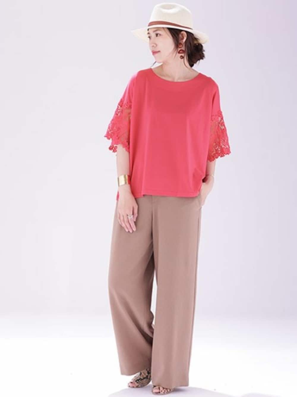 ピンク系のTシャツ/カットソー、ベージュ系のその他パンツ、イエロー系のハットを着用したレディースの夏コーディネートの1枚目の写真