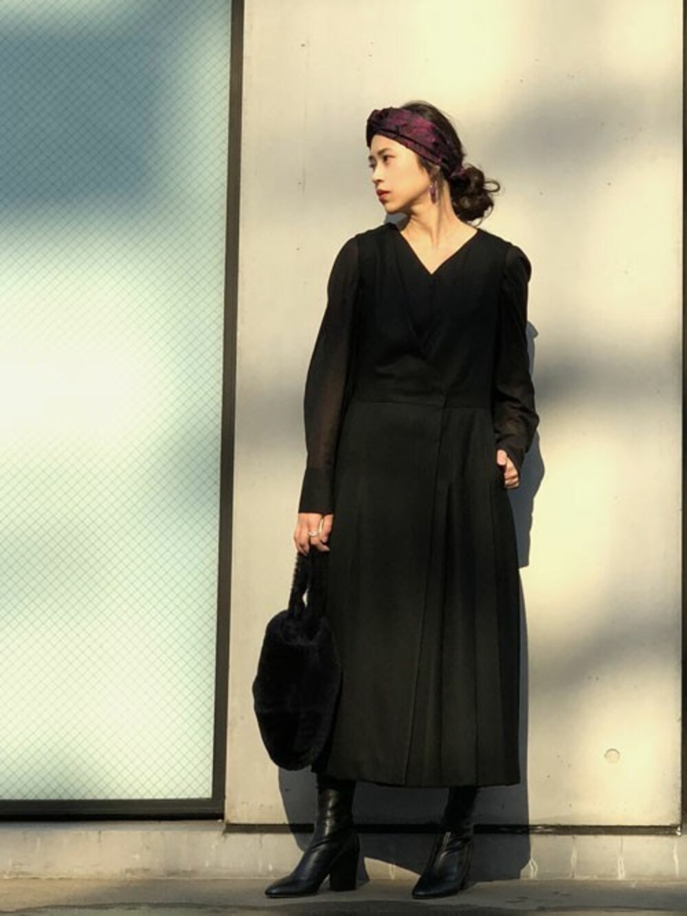 ブラック系のワンピース、ブラック系のシャツ/ブラウス、ブラック系のブーツを着用したレディースの秋コーディネートの1枚目の写真