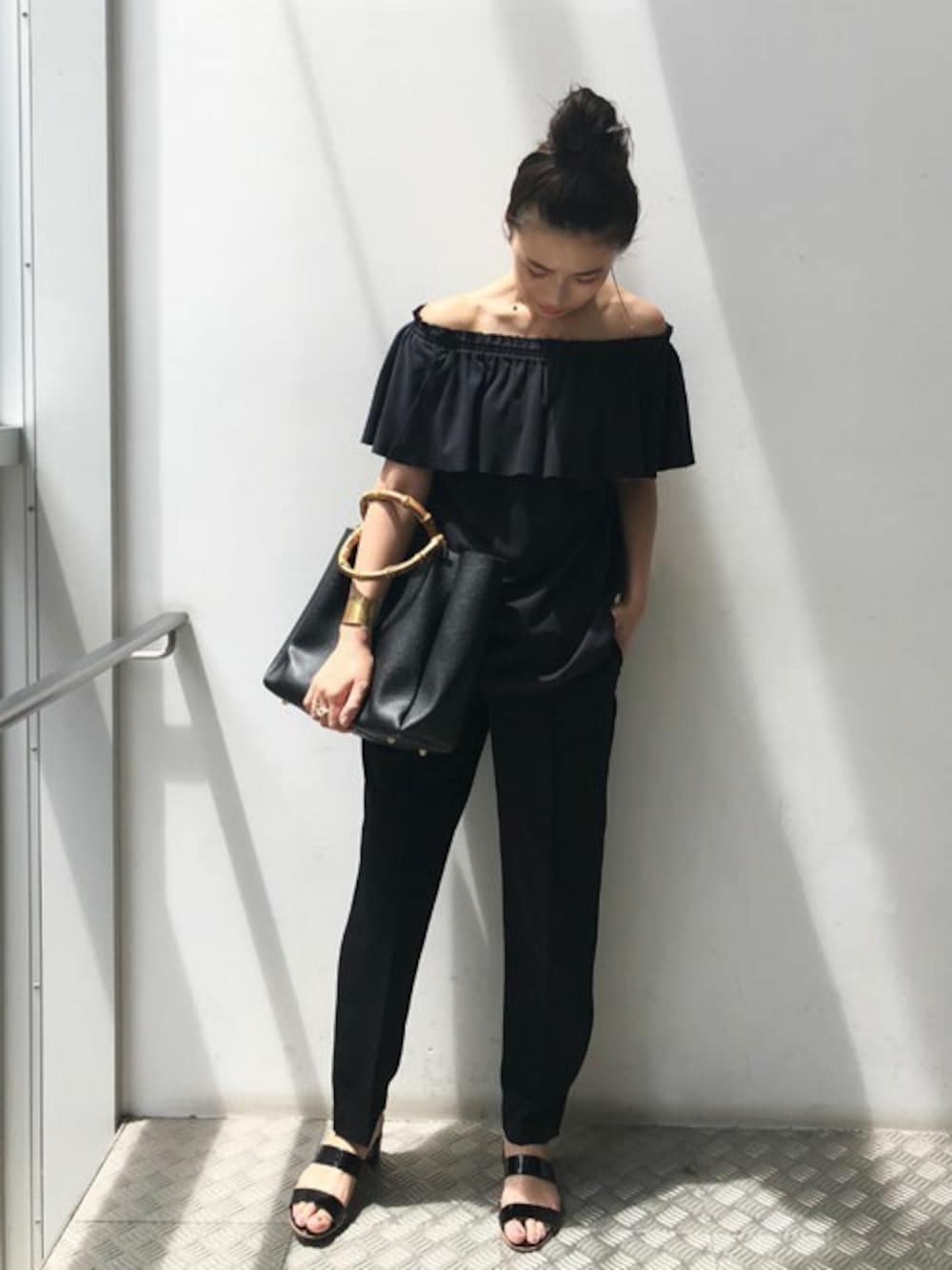 ブラック系のTシャツ/カットソー、ブラック系のその他パンツ、ブラック系のサンダルを着用したレディースの春コーディネートの1枚目の写真