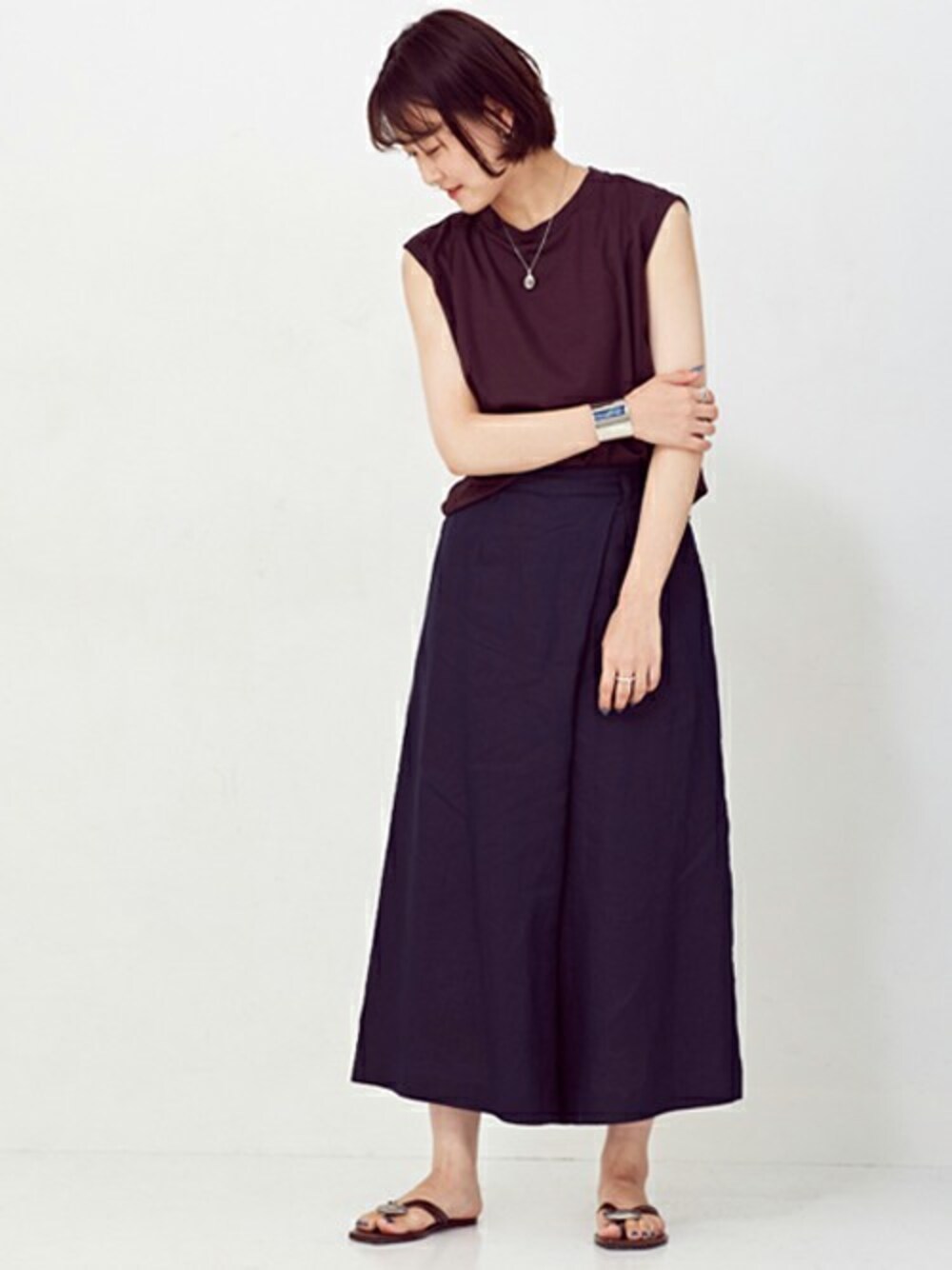 ブルー系のその他パンツを着用したレディースの夏コーディネートの1枚目の写真