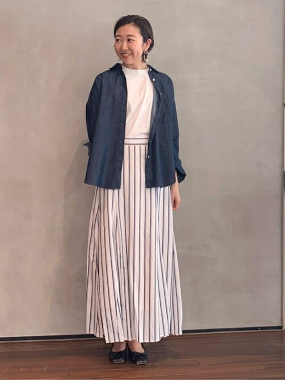 ブルー系のシャツ/ブラウス、ブルー系のスカート、ホワイト系のTシャツ/カットソーを着用したレディースの冬コーディネートの1枚目の写真