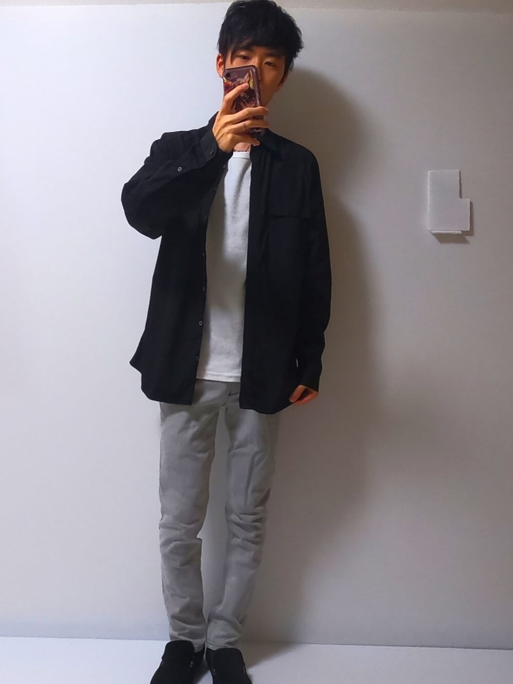 ブラック系のローファー、グレー系のデニムパンツ、ホワイト系のTシャツ/カットソーを着用したメンズの春コーディネートの1枚目の写真