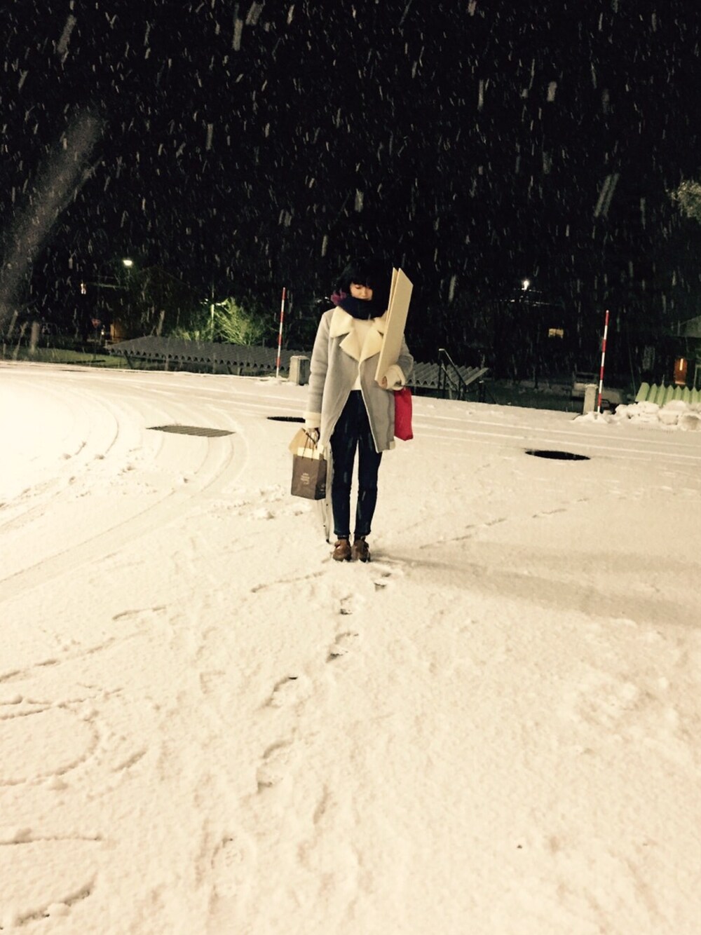 「コート、ムートンコート、グレー、雪」｜「ZARA BASICのアイテム（ジャケット/アウター、ブルー系）」を使った、ベランダから失礼しますよさん（レディース・163cm）の冬コーディネートの1枚目の写真