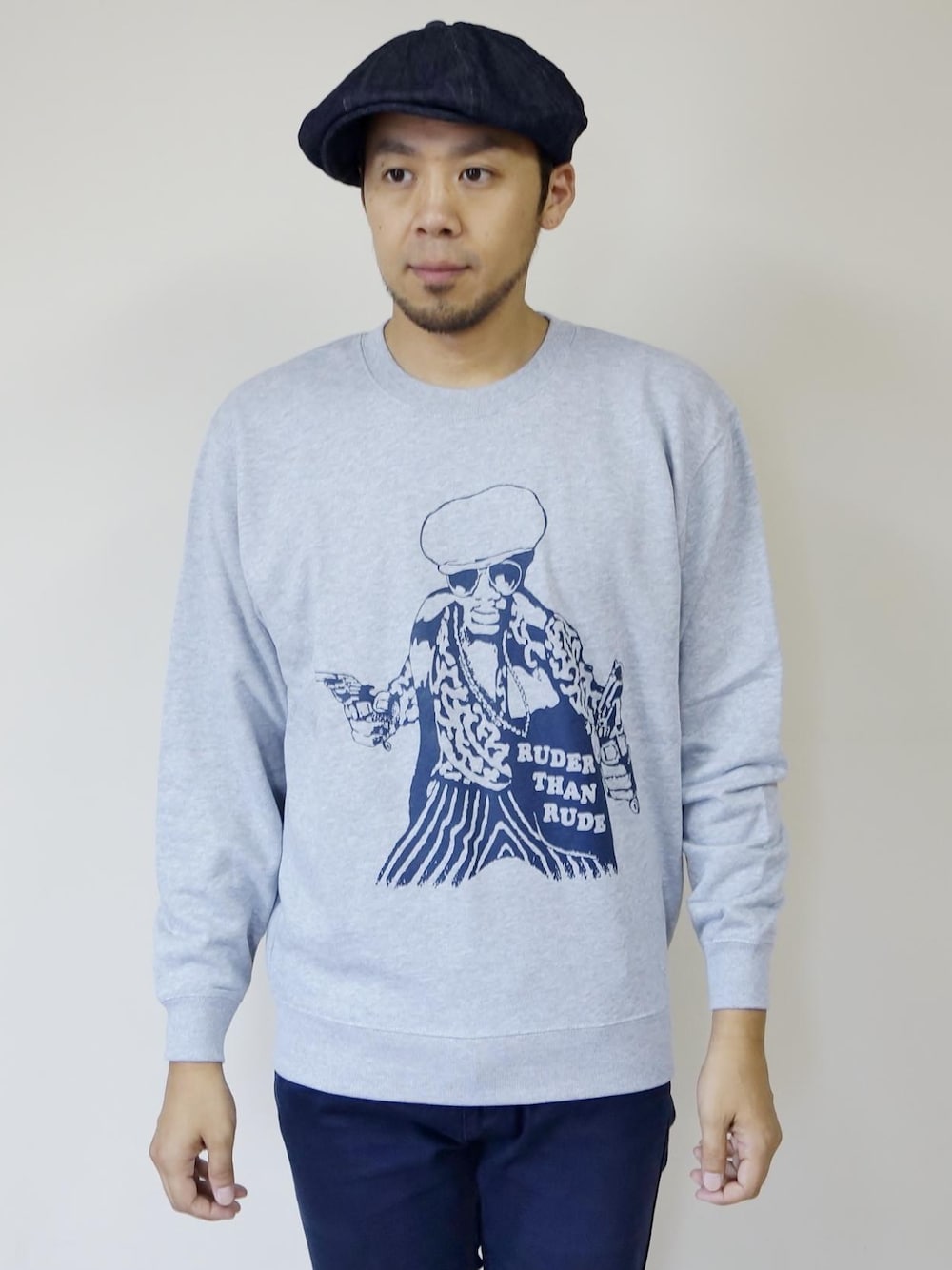 「NEVERTRUST、ROCKET SHIP、ネバートラスト、生地、生産は主に日本製、モッズ、スキンズ、ルードボーイ、パンク、英国のサブカルチャー、RUDER THAN RUDE クルーネックスウェット、ジャマイカ映画「THE HARDER THEY COME」、アイヴァン（ジミー・クリフ）、「RUDER THAN RUDE（不良の中の不良）」」｜「NEVER TRUSTのNEVERTRUST（ネバートラスト）　　RUDER THAN RUDE クルーネックスウェット GRY（スウェット、グレー系）」を使った、ロケットシップさん（メンズ・182cm）の秋コーディネートの1枚目の写真