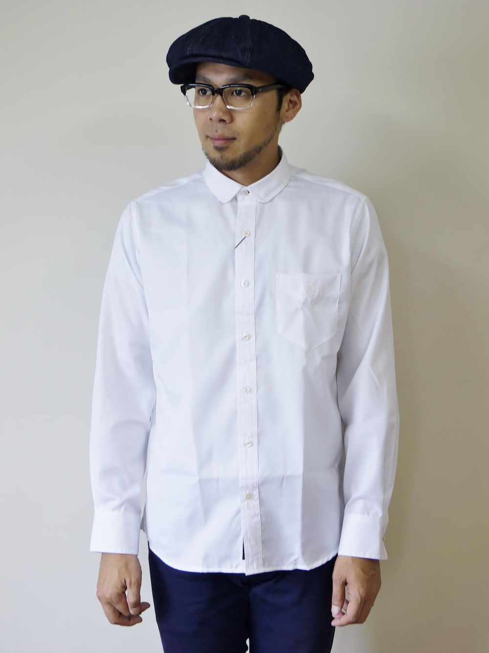 「NEVERTRUST、ROCKET SHIP、ネバートラスト、生地、生産は主に日本製、Wear And Head Clothing、埼玉県熊谷市、全ての音楽のように誰もが楽しく誰もが心躍るものをコンセプト、モッズ、スキンズ、ルードボーイ、パンク、英国のサブカルチャー、オックス・ショートラウンドカラーL/Sシャツ」｜「NEVER TRUSTのNEVERTRUST（ネバートラスト）　　オックス・ショートラウンドカラーL/Sシャツ WHT（シャツ/ブラウス、ホワイト系）」を使った、ロケットシップさん（メンズ・182cm）の秋コーディネートの1枚目の写真