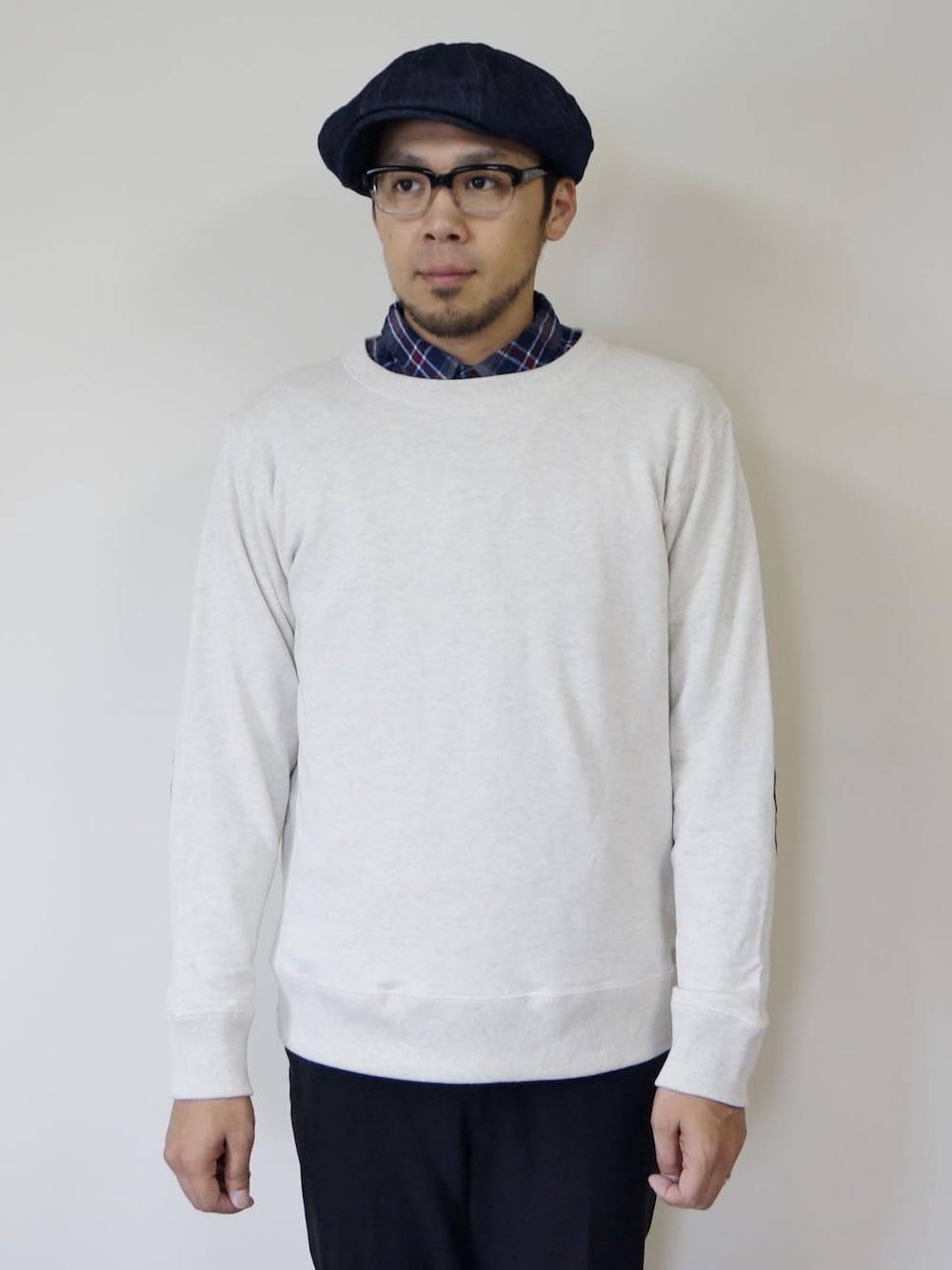 「ROCKET SHIP、modem design、Wear And Head Clothing、埼玉県熊谷市、全ての音楽のように誰もが楽しく誰もが心躍るものをコンセプト、モデムデザイン、エルボーパッチクルーネックスエット、USAコットンを使用して国内で生産、モールスキンのエルボーパッチが特徴的、広いシーズンで活躍」｜「modem designのmodem design（モデムデザイン）　　エルボーパッチクルーネックスエット OTM（スウェット、ホワイト系）」を使った、ロケットシップさん（メンズ・182cm）の秋コーディネートの1枚目の写真