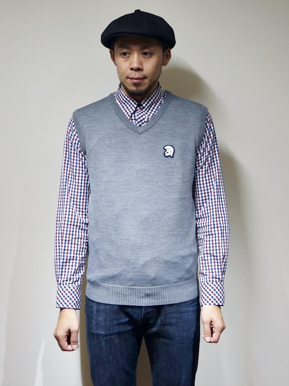 「NEVERTRUST、ROCKET SHIP、ネバートラスト、生地、生産は主に日本製、Wear And Head Clothing、埼玉県熊谷市、モッズ、スキンズ、ルードボーイ、パンク、英国のサブカルチャー、TROJAN V NECK VEST Vネックベスト、６０年代にモッズやスキンズが好んだ」｜「NEVER TRUSTのNEVERTRUST（ネバートラスト）　　TROJAN V NECK VEST Vネックベスト GRY（ベスト、グレー系）」を使った、ロケットシップさん（メンズ・182cm）の秋コーディネートの1枚目の写真