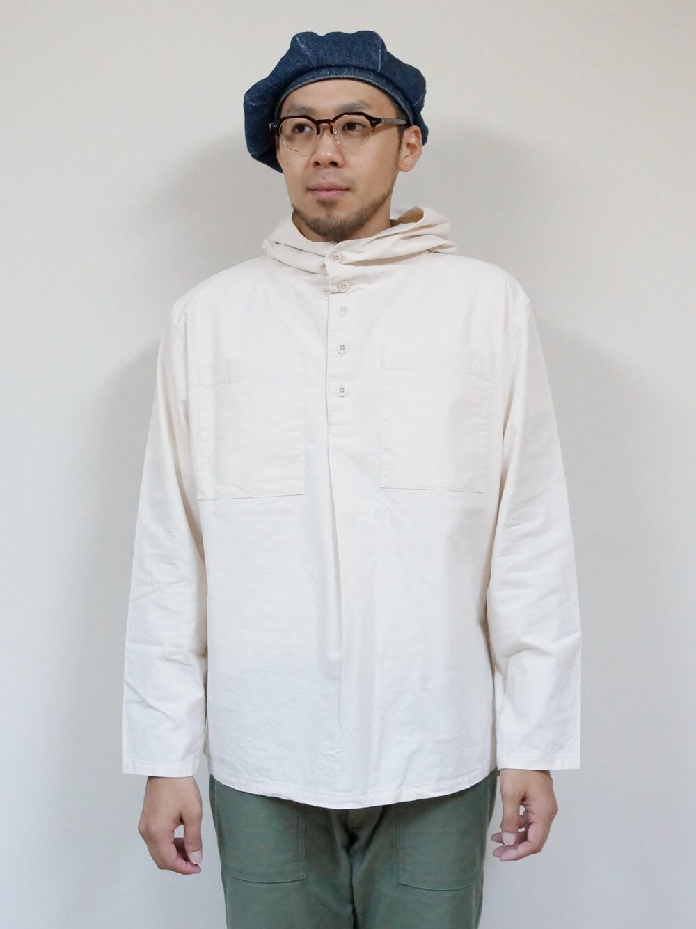 「audience、オーディエンス、埼玉県熊谷市、ROCKET SHIP（ロケットシップ）、コットンクロスアノラックパーカー、着た人が楽しくなる、アウトドアウェアの定番、スポーティーなアイテム、実用性の高い大きめの胸ポケット、トップにもインナーにも秋から春まで３シーズンで活躍する１着」｜「AudienceのAUDIENCE（オーディエンス）　　コットンクロスアノラックパーカー KN（シャツ/ブラウス、ベージュ系）」を使った、ロケットシップさん（メンズ・182cm）の秋コーディネートの1枚目の写真