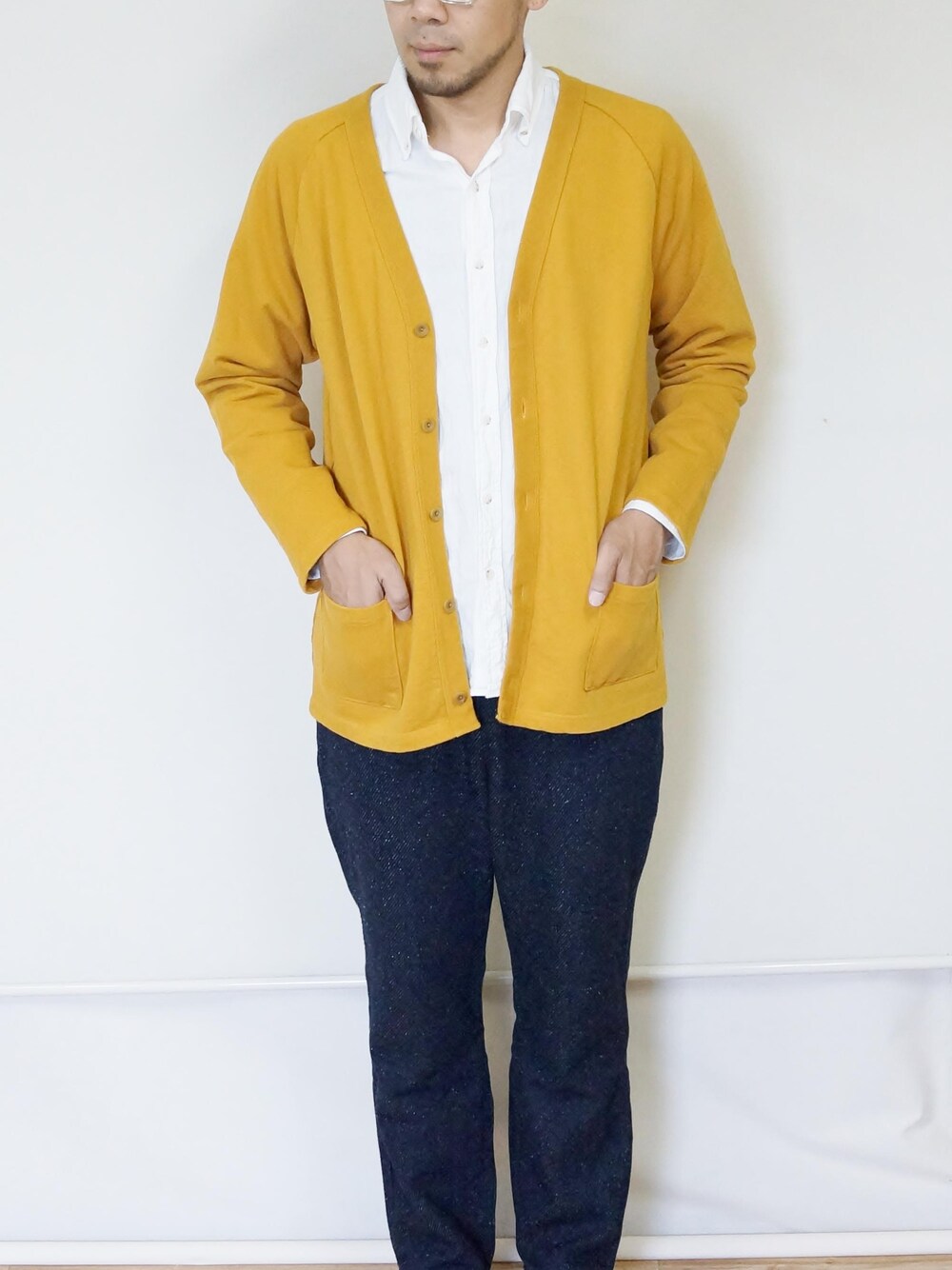 「JAPAN BLUE JEANS、ジャパンブルージーンズ、Wear And Head Clothing、埼玉県熊谷市、ROCKET SHIP（ロケットシップ）、岡山児島産、16.5ozスウェットカーディガン、１８ゲージの度詰めインレイ天竺を使用、トップにもインナーにも広い季節で活躍する１着、目に見えるデザインは極限までシンプルに」｜「JAPAN BLUE JEANSのJAPAN BLUE JEANS（ジャパンブルージーンズ）　　16.5ozスウェットカーディガン MUS（カーディガン/ボレロ、イエロー系）」を使った、ロケットシップさん（メンズ・182cm）の秋コーディネートの1枚目の写真