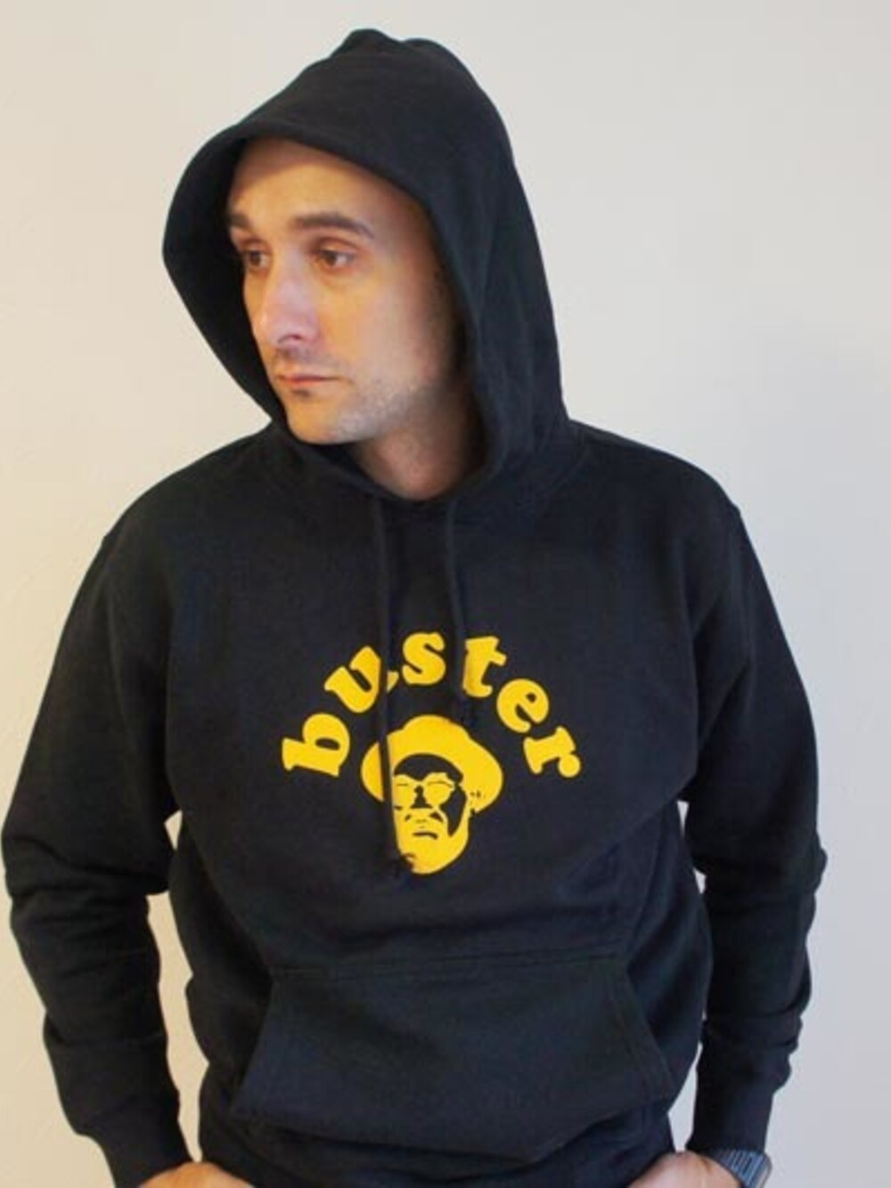 「NEVERTRUST、 埼玉県熊谷市、ネバートラスト、生地、生産は主に日本製、Wear And Head Clothing、ROCKET SHIP（ロケットシップ）、モッズ、スキンズ、ルードボーイ、パンク、英国のサブカルチャー、BUSTER スウェットプルオーバーパーカ、KING OF SKA プリンス・バスターをモチーフ」｜「NEVER TRUSTのNEVERTRUST（ネバートラスト）　　BUSTER スウェットプルオーバーパーカ BLK（パーカー、ブラック系）」を使った、ロケットシップさん（メンズ・182cm）の秋コーディネートの1枚目の写真
